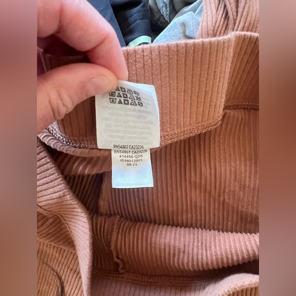 PINK - Victoria's Secret - Short Flare Leggings - Picture 3 of 9